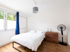 Pass the Keys Modern apartment with private garden
